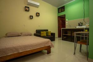 奎波斯城Apartamento Aliga 1的一间卧室设有一张床和一间客厅。