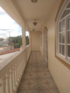 巴西利亚Hospedaria Chaves的带阳台的走廊