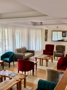 KalangalaThe Address Resort的带沙发、椅子和桌子的客厅