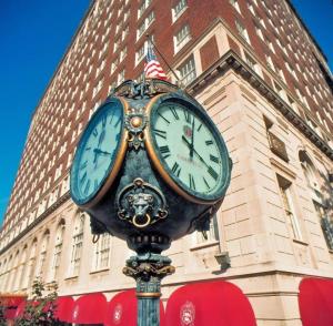 路易斯威尔布朗酒店的建筑物前的柱子上的钟