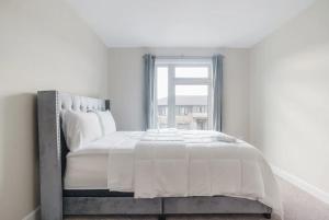 尼亚加拉瀑布Niagara Elite Enclave的白色卧室设有一张大床和窗户