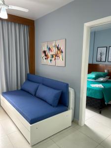 圣劳伦斯海滨Boulevard Riviera Flat - VISTA MAR E CLUBE的一间设有蓝色沙发的房间,