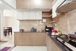 钦奈Kolam Serviced Apartments - Adyar.的厨房配有木制橱柜和台面