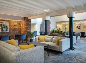 沃尔斯雷Delta Hotels by Marriott Worsley Park Country Club的大堂配有沙发和桌椅