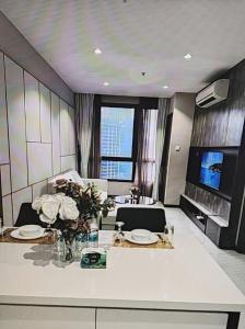 吉隆坡8 Kia Peng Suites KLCC by Luna的客厅配有桌椅和电视。