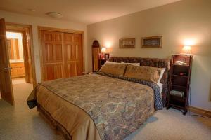 德里格斯1 Br Condo in Teton Creek Resort - Bannock 111的一间卧室,卧室内配有一张大床