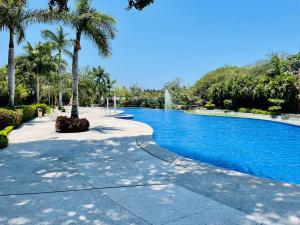 新巴利亚塔Your Luxury Oasis at Tahéima的公园内种有棕榈树的游泳池