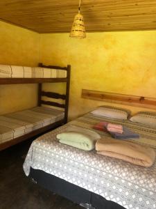 瓦尔任博尼塔Fazendinha da Canastra的一间卧室配有两张双层床。