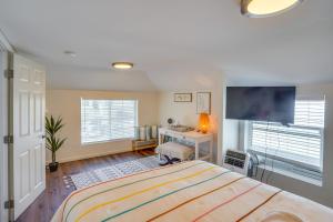 长滩Downtown Home with Free Parking, Less Than 1 Mi to Beach!的一间卧室配有一张床、一张书桌和一台电视。