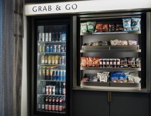 霍尔Delta Hotels by Marriott Manchester Airport的商店里装满食物和饮料的冰箱