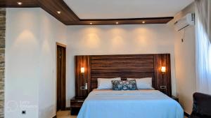 BueaToilcam的一间卧室配有一张大床和木制床头板