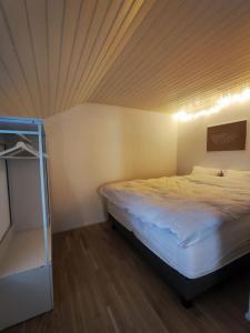 弗里堡Cosy appartement 1 chambre au coeur du bourg的一间卧室,卧室内配有一张大床