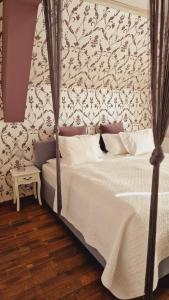 特尔古-塞奎斯Villa Westfalia Guest House的一间卧室配有一张黑色和白色壁纸的床