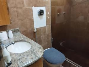 坎普斯戈伊塔卡济斯Retiro Luxuoso:Casa Espaçosa com Piscina Privativa的一间带水槽、卫生间和淋浴的浴室