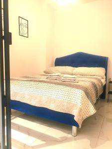 埃尔布隆格Apartament Ania Stare Miasto的一张带蓝色床头板的睡床