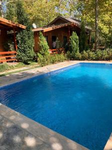 科贾埃利TATİL KEYFİ MOTEL的一座大蓝色游泳池,位于房子前