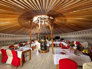 DzuunmodSara's Camp的一间带桌椅和大型天花板的餐厅