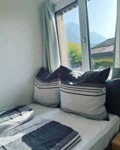 修尔Bergpanorama Lodge — Alpenidylle的靠窗的座位,窗前有枕头