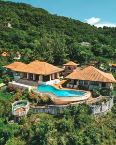 苏弗里耶尔拉浩特度假酒店的享有度假胜地的空中景致,设有2个游泳池