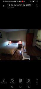 纳斯卡Hostal Continental的一张房间的照片,房间内设有两张带灯的床铺