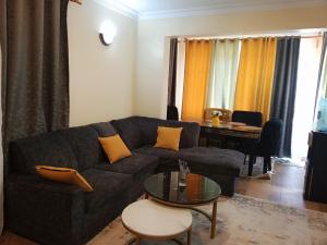 MeruCeeJ'S Airbnb的客厅配有沙发和桌子
