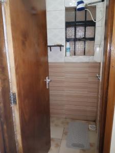 MeruCeeJ'S Airbnb的浴室设有木制门淋浴。