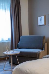 Schiers阿尔皮纳酒店的客厅配有沙发和桌子