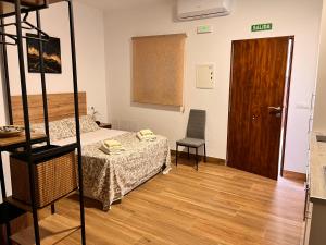 阿尔奇多纳Apartamentos El PELIGRO 3 LA CUEVA的客房设有一张床,铺有木地板。