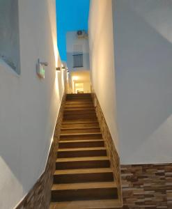 阿尔奇多纳Apartamentos El PELIGRO 3 LA CUEVA的通往蓝天建筑的楼梯