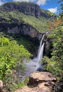 戈亚斯州上帕莱索Villa de Assis Suítes的山边的瀑布