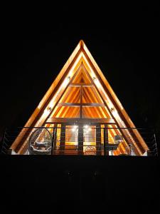新瓦罗什Zlatar Resort & SPA的金字塔形建筑,上面有灯