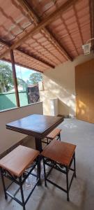 阿布拉奥KITNET vila do Abraão的一张乒乓球野餐桌和两个长凳