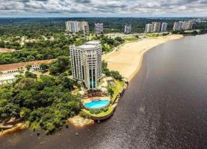 马瑙斯Hotel Tropical Executive Flat 918的海滩旁建筑物的空中景观