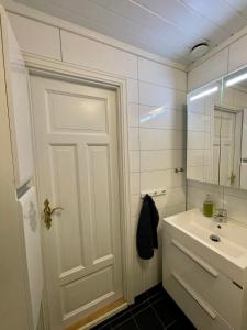 特罗姆瑟Penthouse with panorama view and great location!的浴室设有白色门和水槽