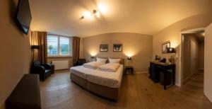 温特贝格Landhotel Flora & Fauna的酒店客房设有床和窗户。