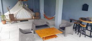 圣佩德罗拉拉古纳Refugio del Volcan Casitas的配有桌椅和帐篷的房间