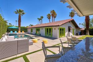 棕榈泉Pineapple Splash! Complete Privacy! Salt Pool!的一座带游泳池和棕榈树的房子