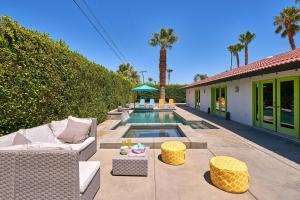 棕榈泉Pineapple Splash! Complete Privacy! Salt Pool!的后院设有带沙发和椅子的游泳池