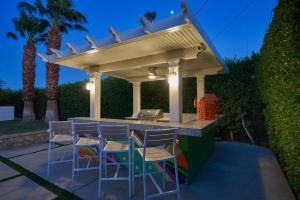 棕榈泉Pineapple Splash! Complete Privacy! Salt Pool!的庭院,设有凉棚下带凳子的酒吧