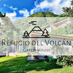 圣佩德罗拉拉古纳Refugio del Volcan Casitas的山地绿色房屋的标志