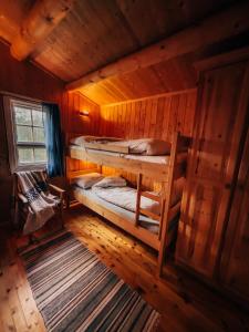 勒罗斯Ryen Hytteutleie - Cottages的小屋内带两张双层床的客房