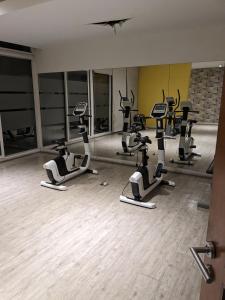 圣地亚哥Habitación amplia en Santiago c3ntro的健身房,室内配有几辆健身自行车