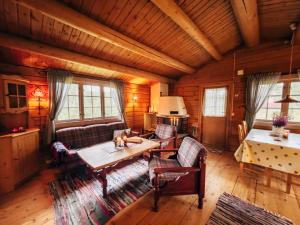 勒罗斯Ryen Hytteutleie - Cottages的小木屋内带桌子的客厅