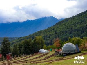 卡布尔瓜Agroglamping REFUGIO LIWKURA的山地里的帐篷和桌子