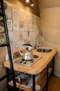 卡布尔瓜Agroglamping REFUGIO LIWKURA的小厨房内的一个炉灶上的茶壶