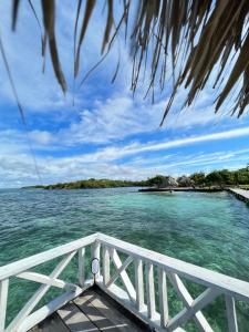 Tintipan IslandTintipan Hotel的从海上的船只上欣赏水景
