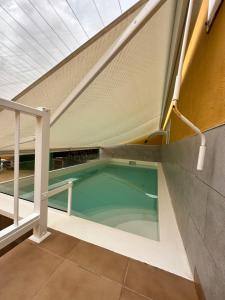 大加那利岛拉斯帕尔马斯Casa Fagajesto的一座室内游泳池
