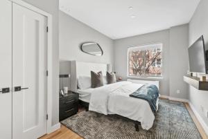 纽约Top Notch 2BR in Upper East Mins to Central Park的白色的卧室设有床和窗户