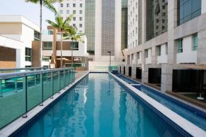 巴西利亚Jade Hotel Brasília的一座位于城市的游泳池