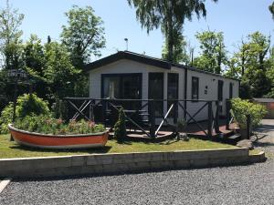 切达Sherwood Lodge的院子内的小房子,有小船